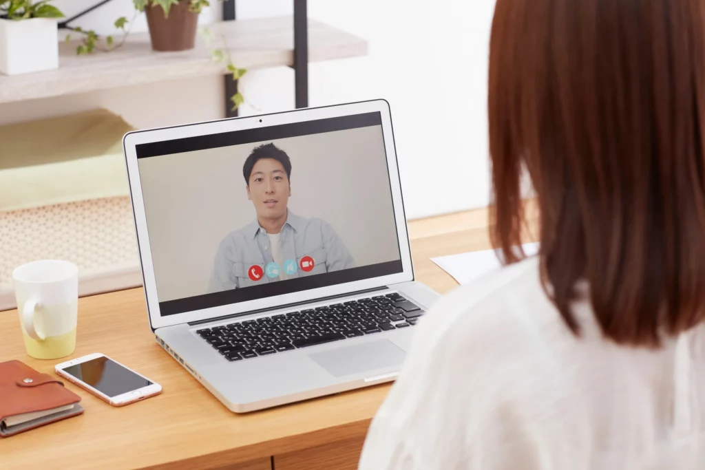 photo de deux personnes en téléconsultation
